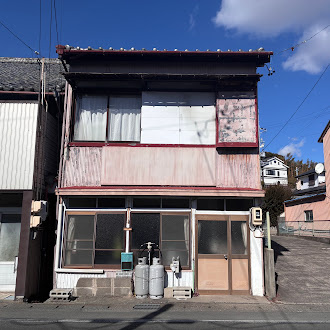 売中古戸建　中央区富塚町の玄関|玄関は南向きで陽だまりのある暮らしができます。