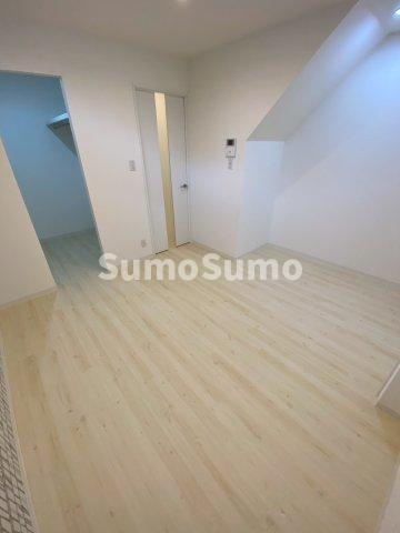 離宮前町１丁目貸家の居間・リビング|使いやすい居間です