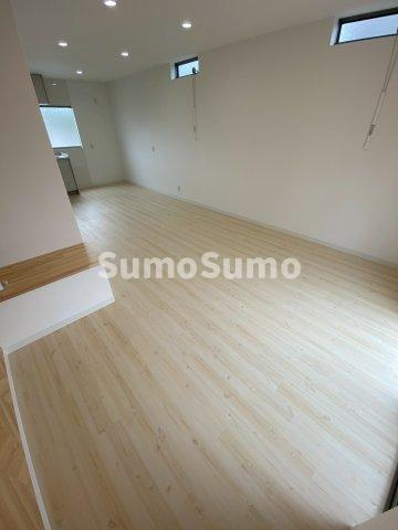 離宮前町１丁目貸家の居間・リビング|使いやすい居間です