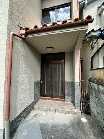 門戸岡田町貸家A棟のエントランス