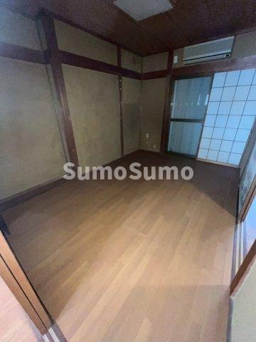 甲⼦園九番町⼾建の居間・リビング