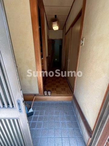 甲⼦園九番町⼾建の玄関