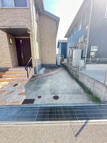 玉津町西河原戸建の駐車場