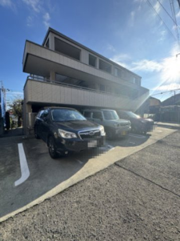 潮見台コートの駐車場