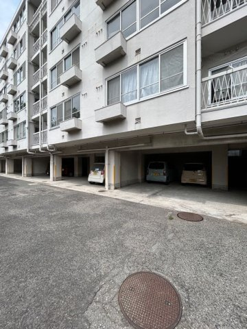 離宮ビルの駐車場