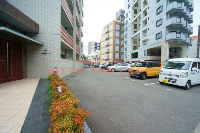 メゾンクラウン大手山【キャッシュバック対象物件】の駐車場|カースペースがあります