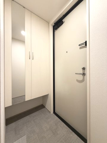 ガナールⅡの玄関|シューズボックスの扉に鏡がついてます