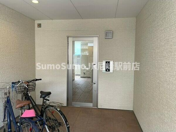 GM　HILLS　加島【賃料・共益費1ヶ月フリーレント!】のエントランス|ゆとりのあるエントランスです