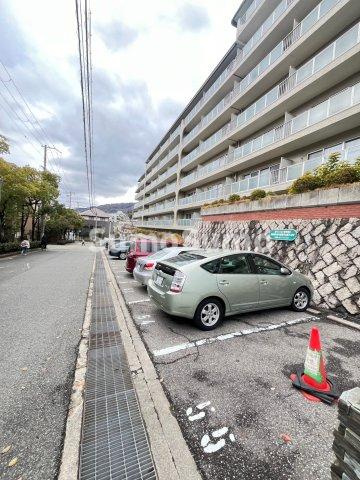 芦屋翠ヶ丘パークマンションの駐車場|駐車場があるので、車を買う予定の方も安心です