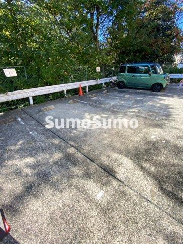 Hills岡本の駐車場