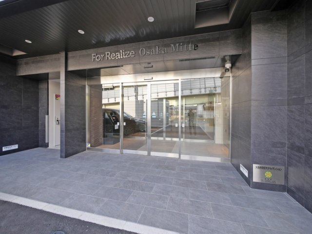 東大阪市長田中１丁目の賃貸マンションのエントランス