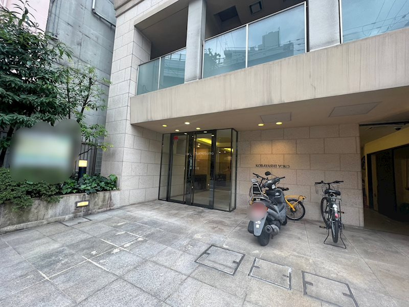 KOBAYASHI YOKOビルのエントランス