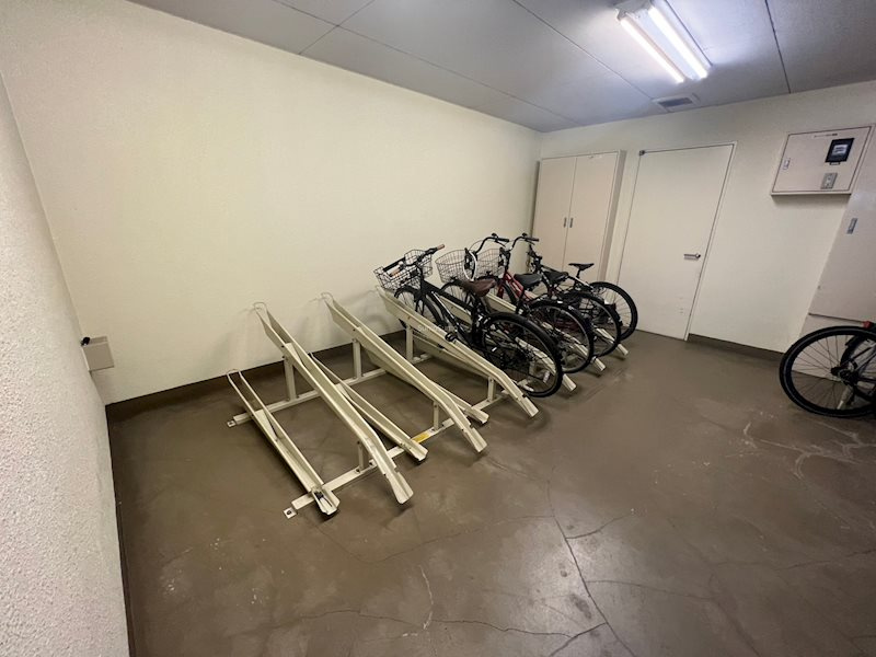 KOBAYASHI YOKOビルの駐車場