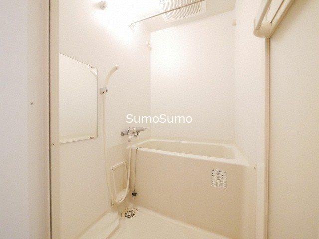 大阪市中央区日本橋１丁目の賃貸マンションの浴室|きれいなお風呂です