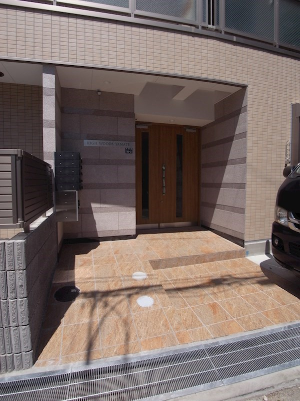 HIGH WOODS YAMATEのエントランス