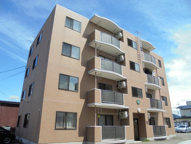 大館市　三棟一括　マンションの外観