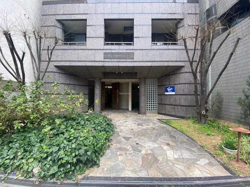 KAISEI本町のエントランス