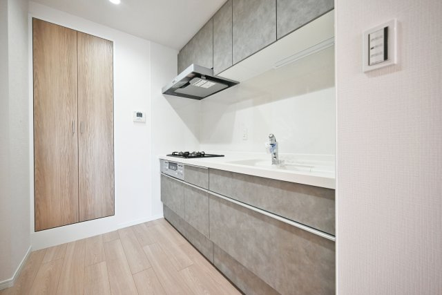 シャルム野中南公園のキッチン|独立型のキッチンスペースは、お料理の際の匂いや煙がリビングに行きにくいのが利点です。