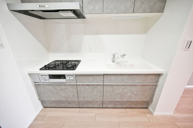 シャルム野中南公園のキッチン|新調のシステムキッチンは1950サイズ。最小限の動きで作業できる機能的な造りになっています。