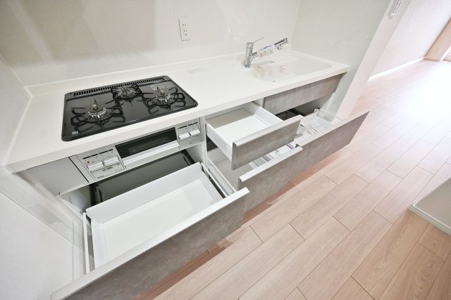 シャルム野中南公園のキッチン|大きなワークトップはお料理の盛り付けに便利です。シンク下の収納スペースには大きなお鍋もスッポリ入ります。