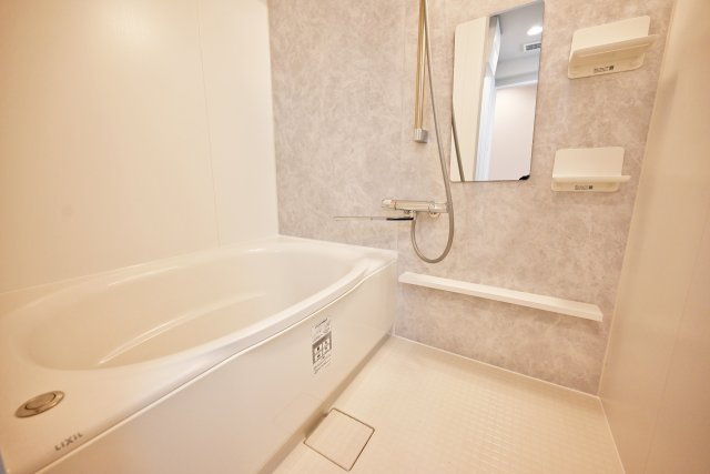 シャルム野中南公園の浴室|新調の浴室乾燥機付きバスルームは一日の疲れを癒してくれます。