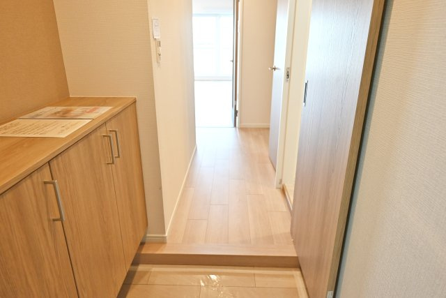 シャルム野中南公園の玄関|玄関横には収納スペース有。玄関を彩るお花や絵画なども飾れますね。