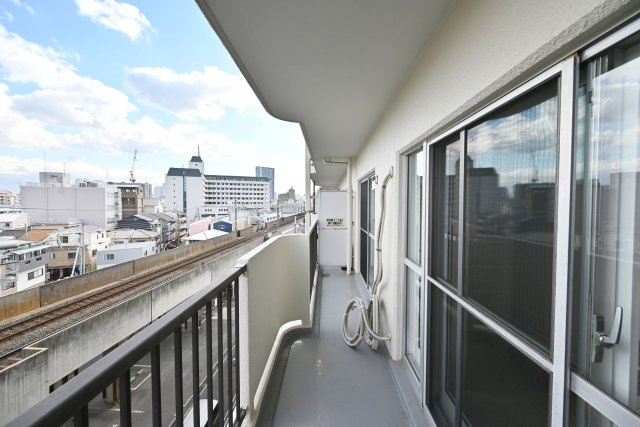 シャルム野中南公園のバルコニー|洗濯物を干すだけでなく、気分転換にゆっくり過ごしてみるのもいいですね。