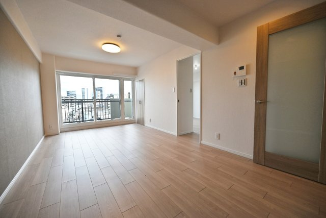 シャルム野中南公園の居間・リビング|キッチン側からリビング全体を見渡せるので小さなお子様がいるご家庭でも安心ですね。