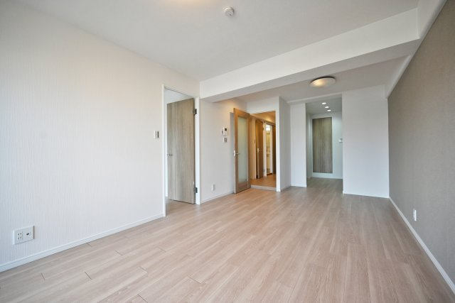 シャルム野中南公園の居間・リビング|奥行のあるリビングは家具の設置がイメージしやすい形状になっているので、実生活を想像できるのが◎