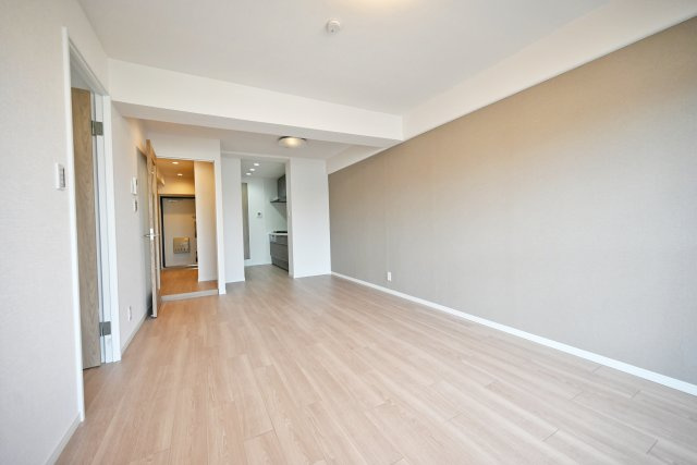 シャルム野中南公園の居間・リビング|アクセントクロスはリビングにメリハリや奥行きが生まれると同時に、空間をおしゃれに演出でしてくれます。