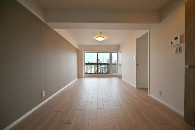 シャルム野中南公園の居間・リビング|ダイニング側からリビングに向かって撮影した写真です。大きく開いた窓から自然光が差し込みます。