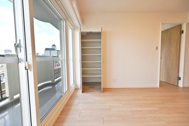 シャルム野中南公園の居間・リビング|リビングには収納スペース有。掃除道具や普段使わない物も収納できますね。