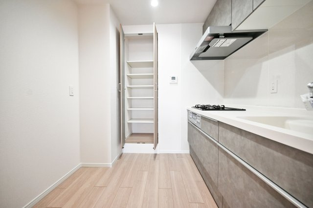 シャルム野中南公園のキッチン|キッチン奥にはパントリースペース有。食材だけでなく様々な荷物を収納できるので、色々と活用できます。