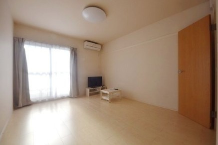 クレイノミオラヴィラの居間・リビング