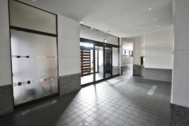 加島駅前アーバンコンフォートのエントランス|落ち着いた色合いエントランスロビーです。