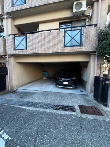フローリアン住吉の駐車場