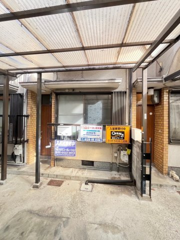 水堂町連棟貸家の駐車場