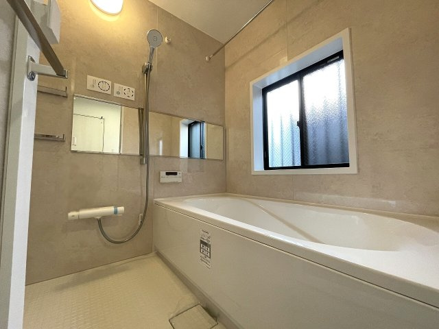 【浴室】 | 練馬区春日町1丁目　中古一戸建住宅　（成増店） | 一日の疲れを癒す浴室は機能的なシステムバスルーム

