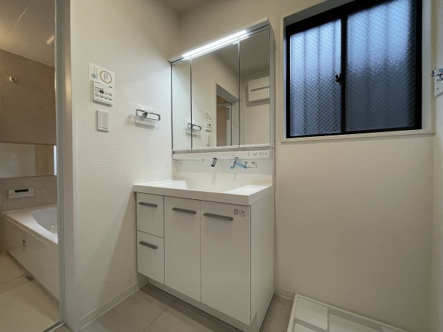 【独立洗面台】 | 練馬区春日町1丁目　中古一戸建住宅　（成増店） | 角度調節の出来る三面鏡が便利なシャワー付き洗面化粧台