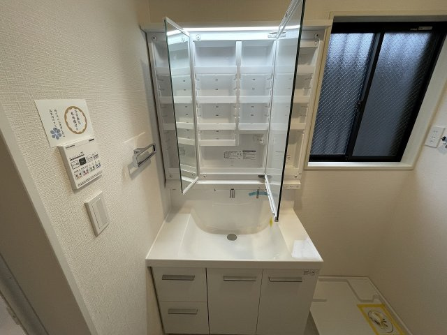 【独立洗面台】 | 練馬区春日町1丁目　中古一戸建住宅　（成増店） | ワイドボウル、ポケット収納もついた洗面化粧台