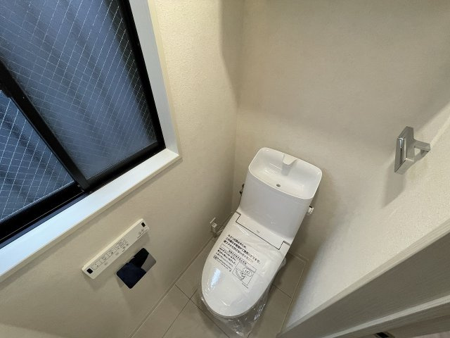 【トイレ】 | 練馬区春日町1丁目　中古一戸建住宅　（成増店） | 白でまとめた清潔感のあるトイレ
