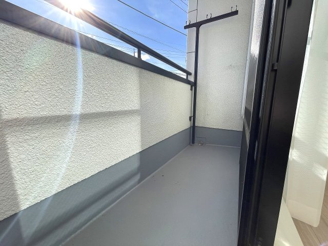 【バルコニー】 | 練馬区春日町1丁目　中古一戸建住宅　（成増店） | 光と風を誘う窓やバルコニーが、快適な住空間を感じさせる
