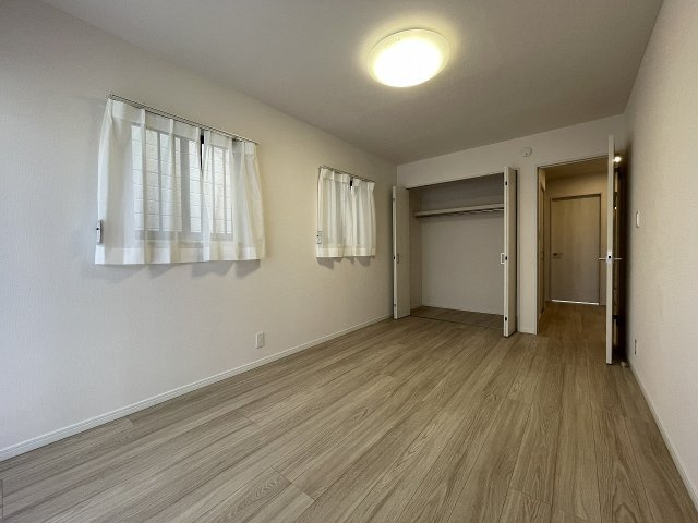 【寝室】 | 練馬区春日町1丁目　中古一戸建住宅　（成増店） | クローゼットがあり収納量も豊富です
