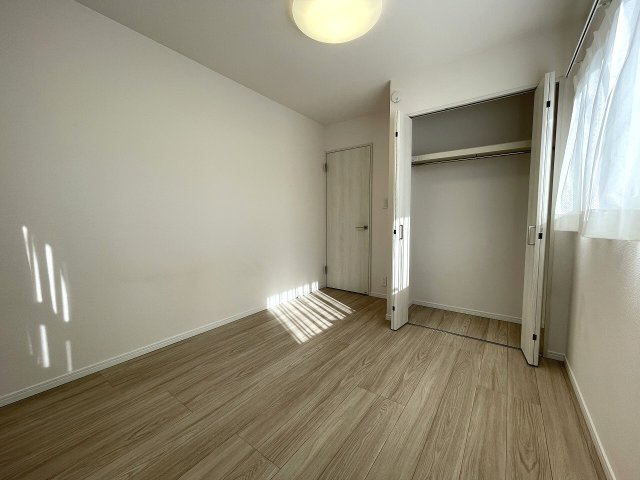 【洋室】 | 練馬区春日町1丁目　中古一戸建住宅　（成増店） | クローゼット付きで満足の収納力