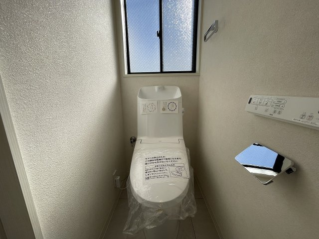 【トイレ】 | 練馬区春日町1丁目　中古一戸建住宅　（成増店） | 窓のある明るいトイレ
