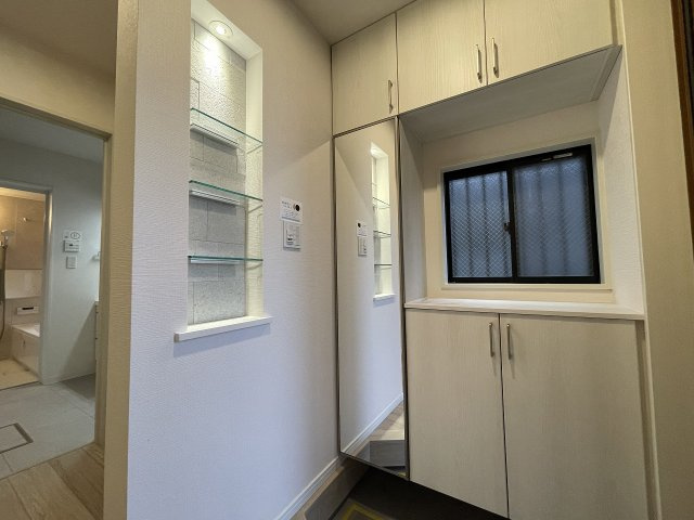 【玄関】 | 練馬区春日町1丁目　中古一戸建住宅　（成増店） | 収納量も増え室内をさらに広くおつかいいただけます