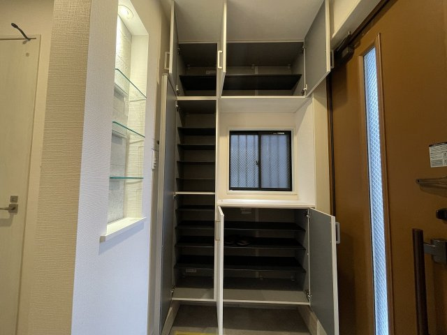 【玄関】 | 練馬区春日町1丁目　中古一戸建住宅　（成増店） | 大容量のシューズボックスで玄関もスッキリ　