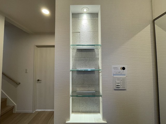 【玄関】 | 練馬区春日町1丁目　中古一戸建住宅　（成増店） | 季節の飾りなど置ける玄関飾り棚