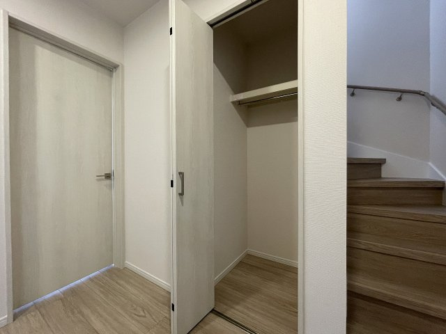 【収納】 | 練馬区春日町1丁目　中古一戸建住宅　（成増店） | 玄関横に便利な収納付き