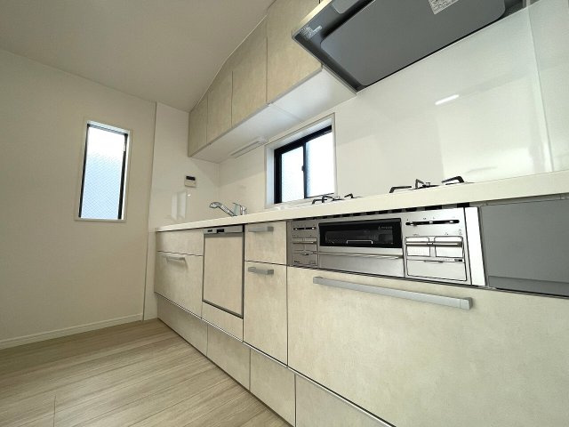 【キッチン】 | 練馬区春日町1丁目　中古一戸建住宅　（成増店） | 窓のあるキッチンで毎日が明るく快適に
